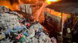 Kebakaran Pabrik Plastik Cibolerang dan Longsor Kuningan Guncang Jawa Barat