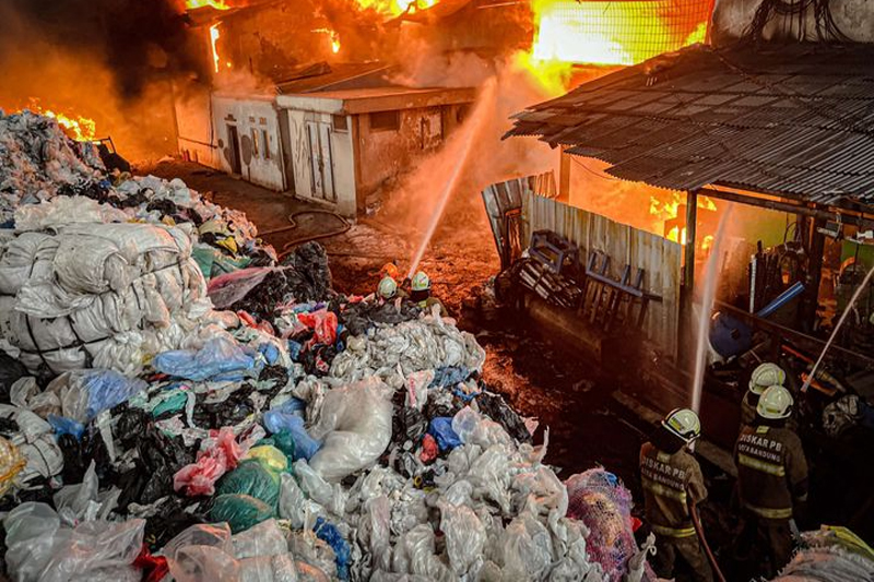 Kebakaran Pabrik Plastik Cibolerang dan Longsor Kuningan Guncang Jawa Barat