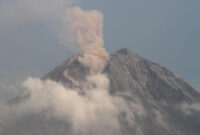 Erupsi Gunung Semeru Semburkan Abu 1 Km Jalur Malang Lumajang Ditutup Total