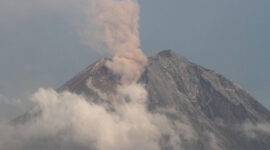 Erupsi Gunung Semeru Semburkan Abu 1 Km Jalur Malang Lumajang Ditutup Total