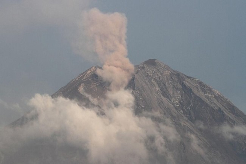 Erupsi Gunung Semeru Semburkan Abu 1 Km Jalur Malang Lumajang Ditutup Total