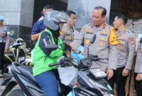 Kapolda Metro Jaya bagikan sembako