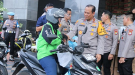 Kapolda Metro Jaya bagikan sembako