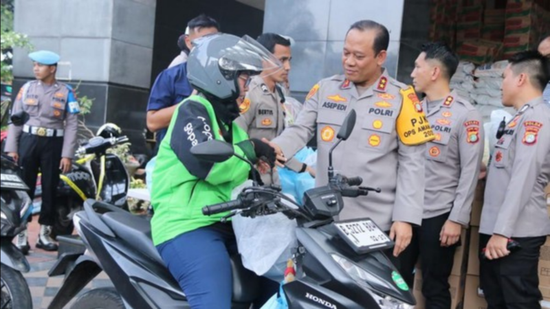 Kapolda Metro Jaya bagikan sembako