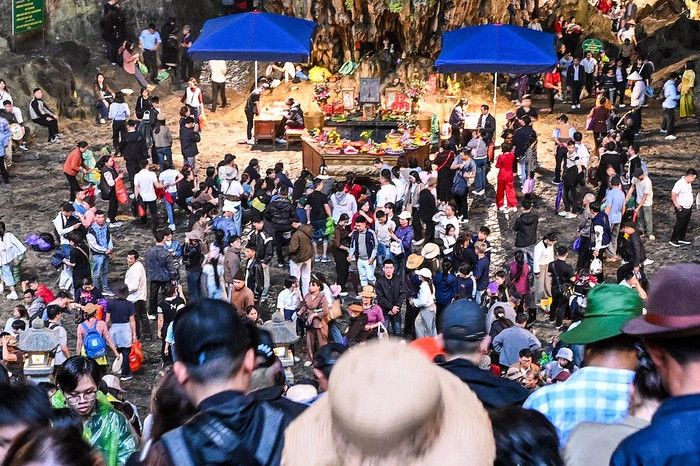 Festival Pagoda Huong 2026 Resmi Dibuka, Puluhan Ribu Pengunjung Padati Area Huong Son