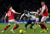 Kolo Muani (tengah) mengalahkan Declan Rice (kiri) di Tottenham 1-4 Arsenal di babak ke-27 Liga Premier pada malam 22 Februari. Foto oleh: Tottenham