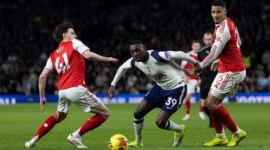 Kolo Muani (tengah) mengalahkan Declan Rice (kiri) di Tottenham 1-4 Arsenal di babak ke-27 Liga Premier pada malam 22 Februari. Foto oleh: Tottenham