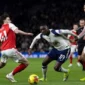 Kolo Muani (tengah) mengalahkan Declan Rice (kiri) di Tottenham 1-4 Arsenal di babak ke-27 Liga Premier pada malam 22 Februari. Foto oleh: Tottenham