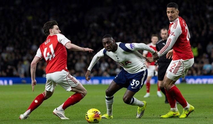 Kolo Muani (tengah) mengalahkan Declan Rice (kiri) di Tottenham 1-4 Arsenal di babak ke-27 Liga Premier pada malam 22 Februari. Foto oleh: Tottenham