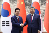 Presiden Korea Selatan Lee Jae-myung (kiri) dan Presiden China Xi Jinping di Aula Rakyat di Beijing pada 5 Januari. Foto: AFP