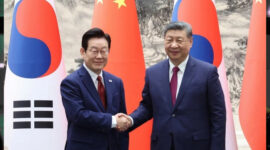 Presiden Korea Selatan Lee Jae-myung (kiri) dan Presiden China Xi Jinping di Aula Rakyat di Beijing pada 5 Januari. Foto: AFP