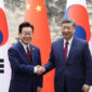 Presiden Korea Selatan Lee Jae-myung (kiri) dan Presiden China Xi Jinping di Aula Rakyat di Beijing pada 5 Januari. Foto: AFP