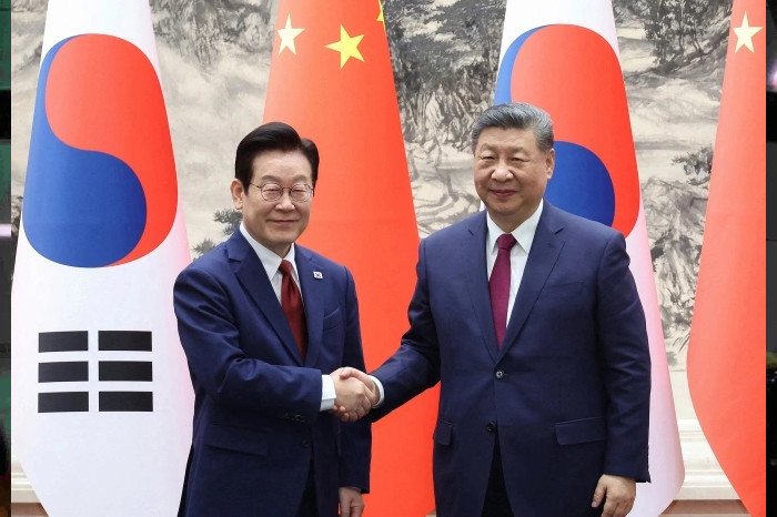 Presiden Korea Selatan Lee Jae-myung (kiri) dan Presiden China Xi Jinping di Aula Rakyat di Beijing pada 5 Januari. Foto: AFP