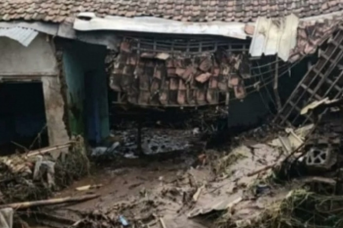 Rumah warga ambruk dan porak poranda diterjang banjir dan longsor