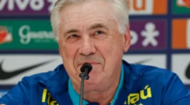 

Pelatih Ancelotti membentuk bingkai untuk Brasil. 