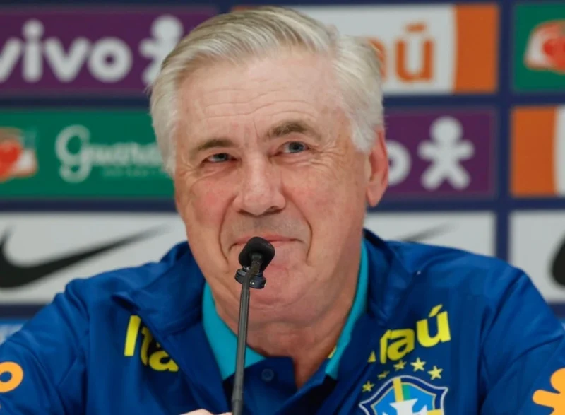 

Pelatih Ancelotti membentuk bingkai untuk Brasil. 