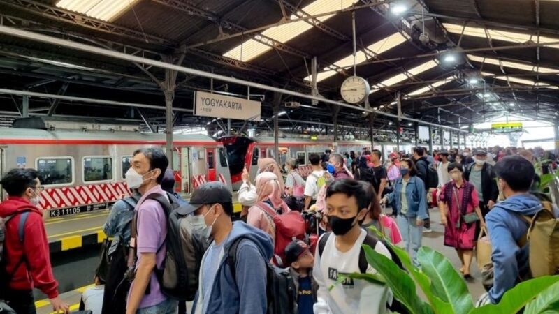 Penumpang Kereta Api Jawa Tengah