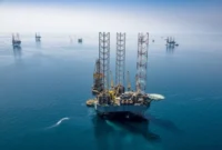 Rig minyak perusahaan minyak milik negara Aramco di ladang lepas pantai Provinsi Timur, Arab Saudi timur pada Mei 2020. Foto: AFP