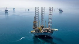 Rig minyak perusahaan minyak milik negara Aramco di ladang lepas pantai Provinsi Timur, Arab Saudi timur pada Mei 2020. Foto: AFP