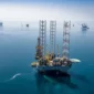 Rig minyak perusahaan minyak milik negara Aramco di ladang lepas pantai Provinsi Timur, Arab Saudi timur pada Mei 2020. Foto: AFP