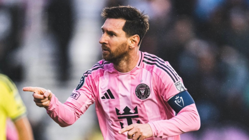 Messi Cetak Gol ke-900