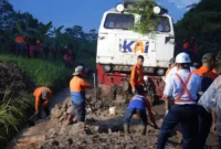 Longsor Sasaksaat Tertangani, Perjalanan Kereta Jakarta-Bandung Kini Kembali Normal