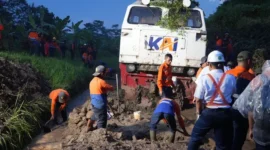 Longsor Sasaksaat Tertangani, Perjalanan Kereta Jakarta-Bandung Kini Kembali Normal