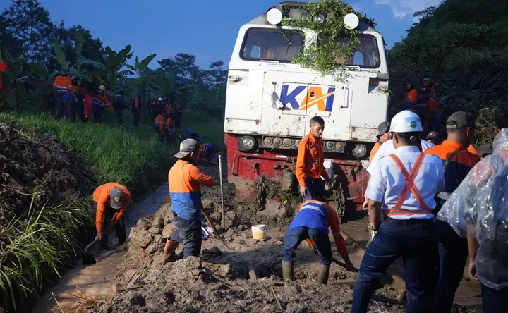 Longsor Sasaksaat Tertangani, Perjalanan Kereta Jakarta-Bandung Kini Kembali Normal